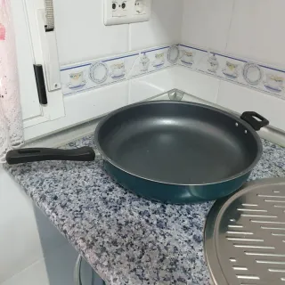 Sartén antiadherente negra y verde