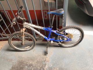 Bicicleta de montaña azul