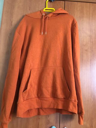 Sudadera naranja con capucha