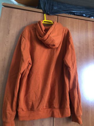 Sudadera naranja con capucha