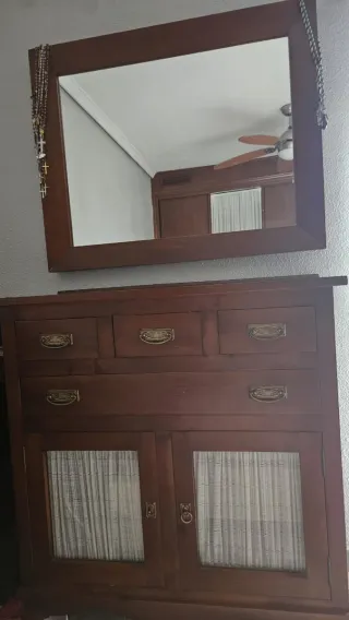 Cómoda de madera con espejo