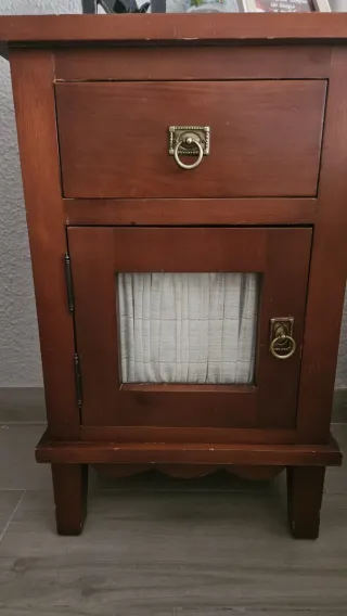 Cómoda de madera con espejo