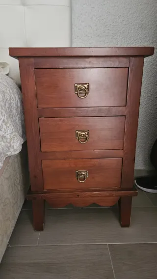 Cómoda de madera con espejo