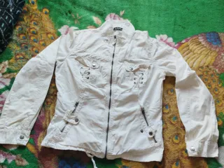 Chaqueta blanca .