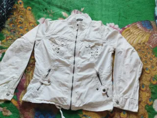 Chaqueta blanca .