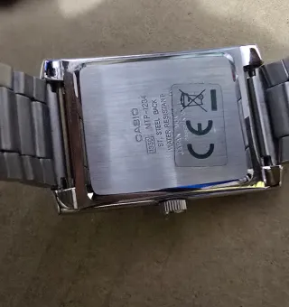 Reloj Casio Rectangular Plata y Blanco