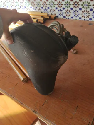 Sillín de bicicleta negro con candado