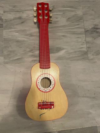Guitarra de madera, seis cuerdas, suena muy bien.