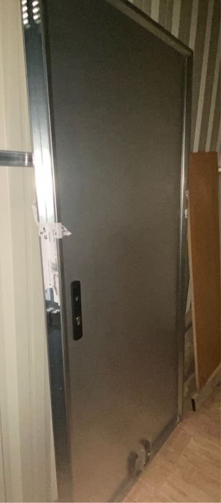 Puerta galvanizada trastero