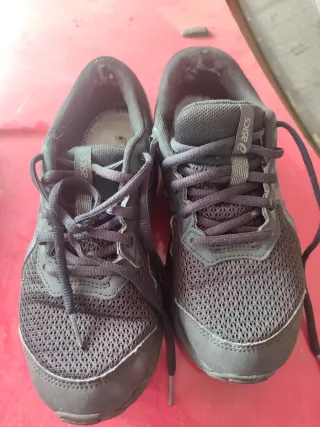 Zapatillas Asics Negras y Grises