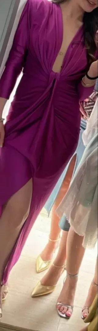 Vestido largo morado con abertura