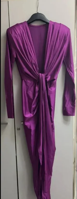 Vestido largo morado con abertura