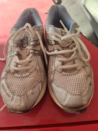 Zapatillas deportivas plateadas y blancas