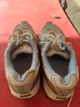 Zapatillas deportivas plateadas y blancas