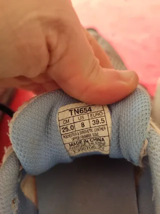 Zapatillas deportivas plateadas y blancas