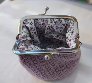 Monedero morado con cierre plateado