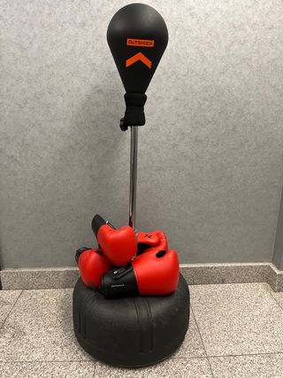 Balón de boxeo y guantes rojos