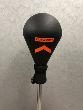 Balón de boxeo y guantes rojos