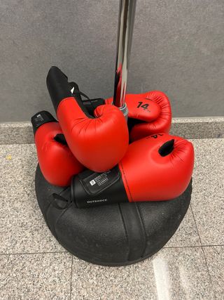 Balón de boxeo y guantes rojos
