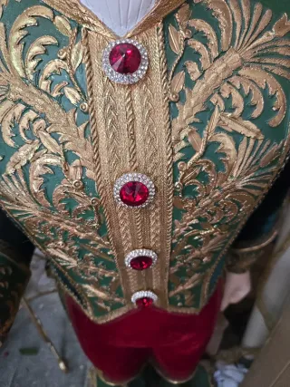 Grande figura di schiaccianoci in fibra di vetro con pietre e velluto