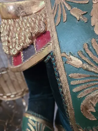 Grande figura di schiaccianoci in fibra di vetro con pietre e velluto