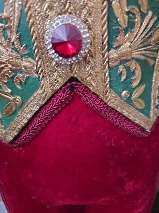 Grande figura di schiaccianoci in fibra di vetro con pietre e velluto