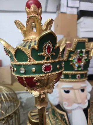 Grande figura di schiaccianoci in fibra di vetro con pietre e velluto