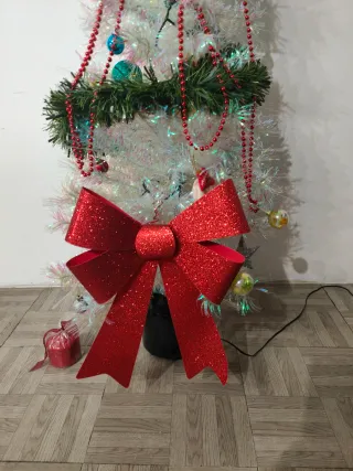 Árbol de Navidad Plateado con Adornos Incluidos
