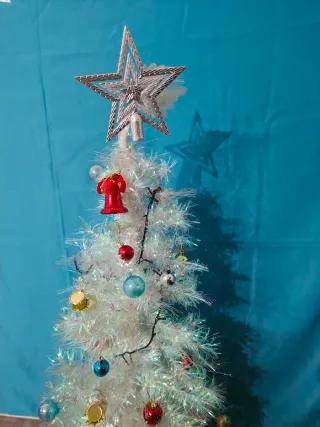 Árbol de Navidad Plateado con Adornos Incluidos