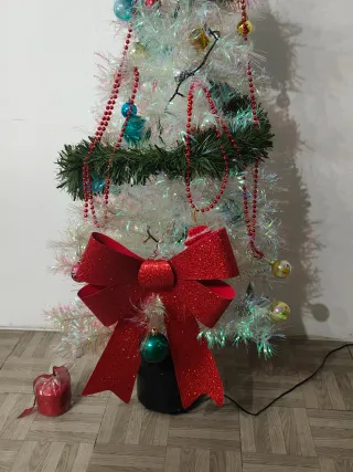 Árbol de Navidad Plateado con Adornos Incluidos