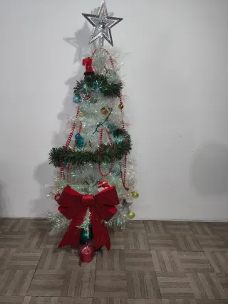 Árbol de Navidad Plateado con Adornos Incluidos