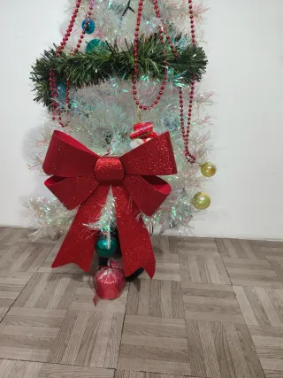 Árbol de Navidad Plateado con Adornos Incluidos