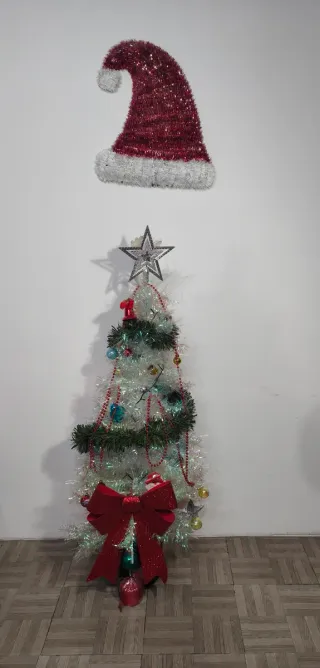 Árbol de Navidad Plateado con Adornos Incluidos