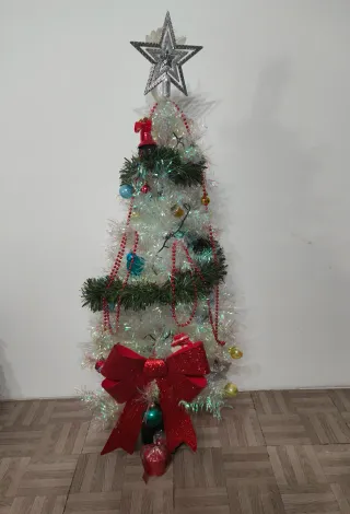 Árbol de Navidad Plateado con Adornos Incluidos