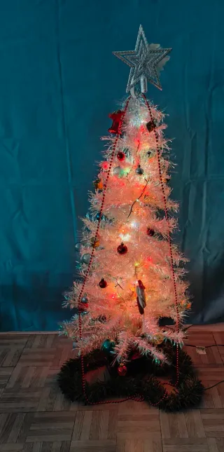 Árbol de Navidad Plateado con Adornos Incluidos