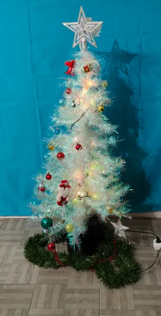 Árbol de Navidad Plateado con Adornos Incluidos