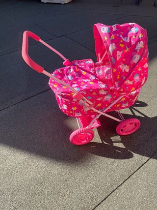 Carrito de bebé rosa con unicornios
