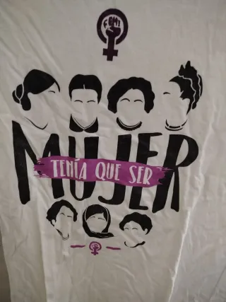 Camiseta feminista NUEVA "Mujer Tenía Que Ser"