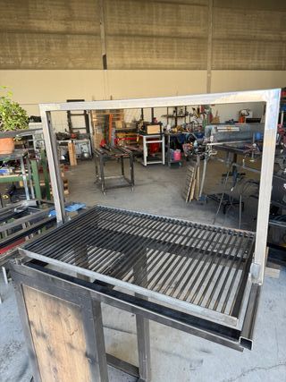 Parrillera con sistema elevación