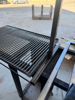 Parrillera con sistema elevación