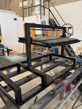 Parrillera con sistema elevación