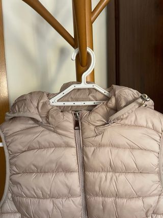 Chaleco acolchado beige con capucha