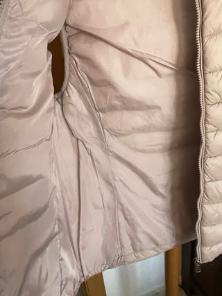 Chaleco acolchado beige con capucha