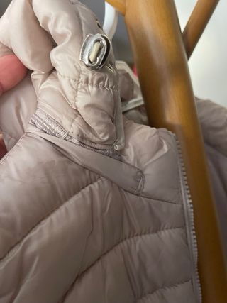 Chaleco acolchado beige con capucha