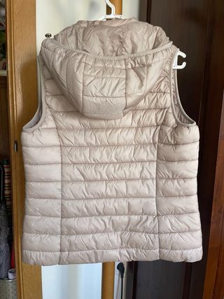 Chaleco acolchado beige con capucha