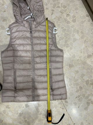 Chaleco acolchado beige con capucha