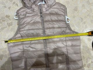 Chaleco acolchado beige con capucha