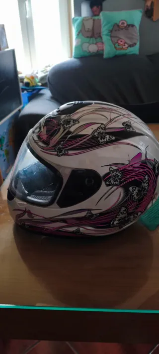 Casco MT con diseño de mariposas