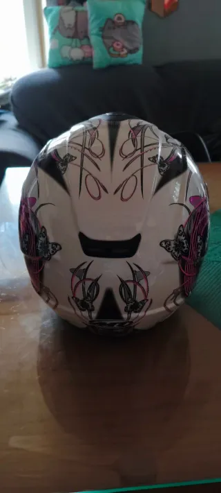 Casco MT con diseño de mariposas