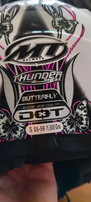 Casco MT con diseño de mariposas